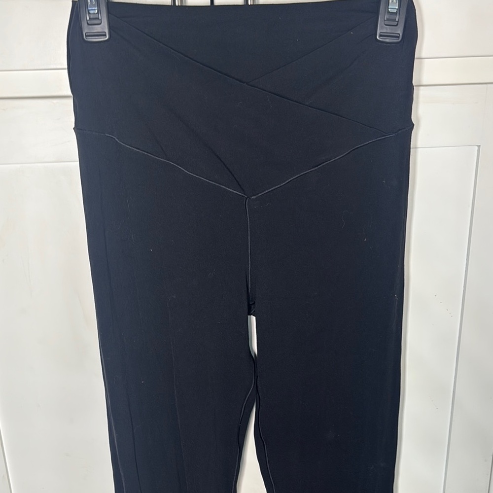 Aerie Black High-Waisted Leggings with V-Seam Detail